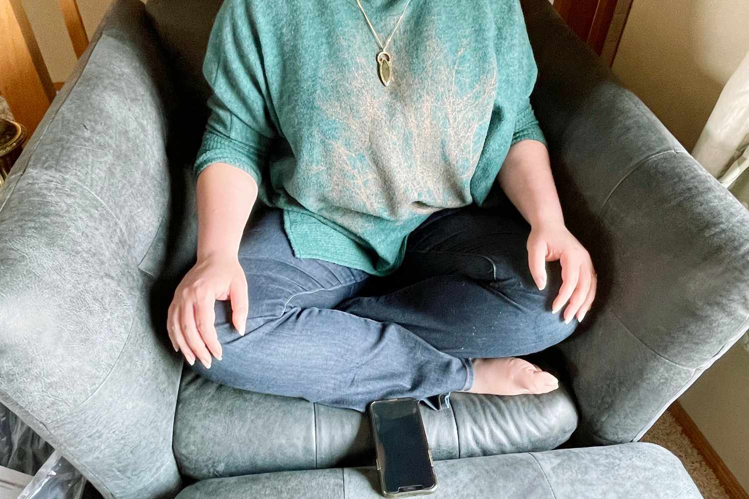 Une personne méditant sur une chaise