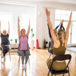 Yoga sur chaise — un exercice accessible et efficace