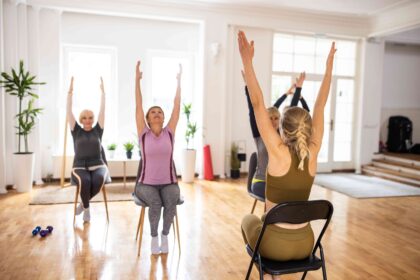 Yoga sur chaise — un exercice accessible et efficace