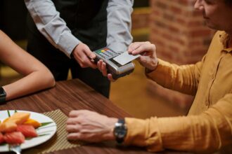 La compatibilité financière est un signal positif sous-estimé dans une relation.