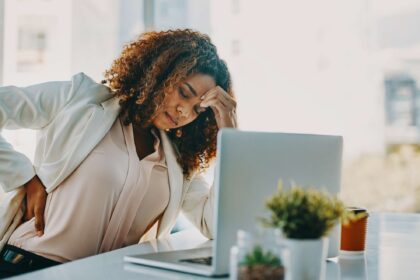 Le stress peut-il provoquer des douleurs dorsales ?