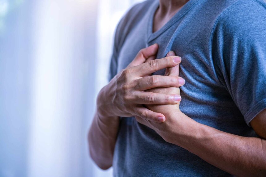 Quelles sont les causes de la pression thoracique durant le stress ?