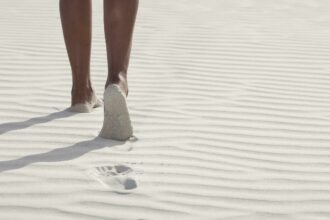Se relier à la terre : une technique pour ancrer votre corps