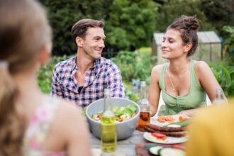 Que faire si vous avez des sentiments pour un ami, selon les experts ?