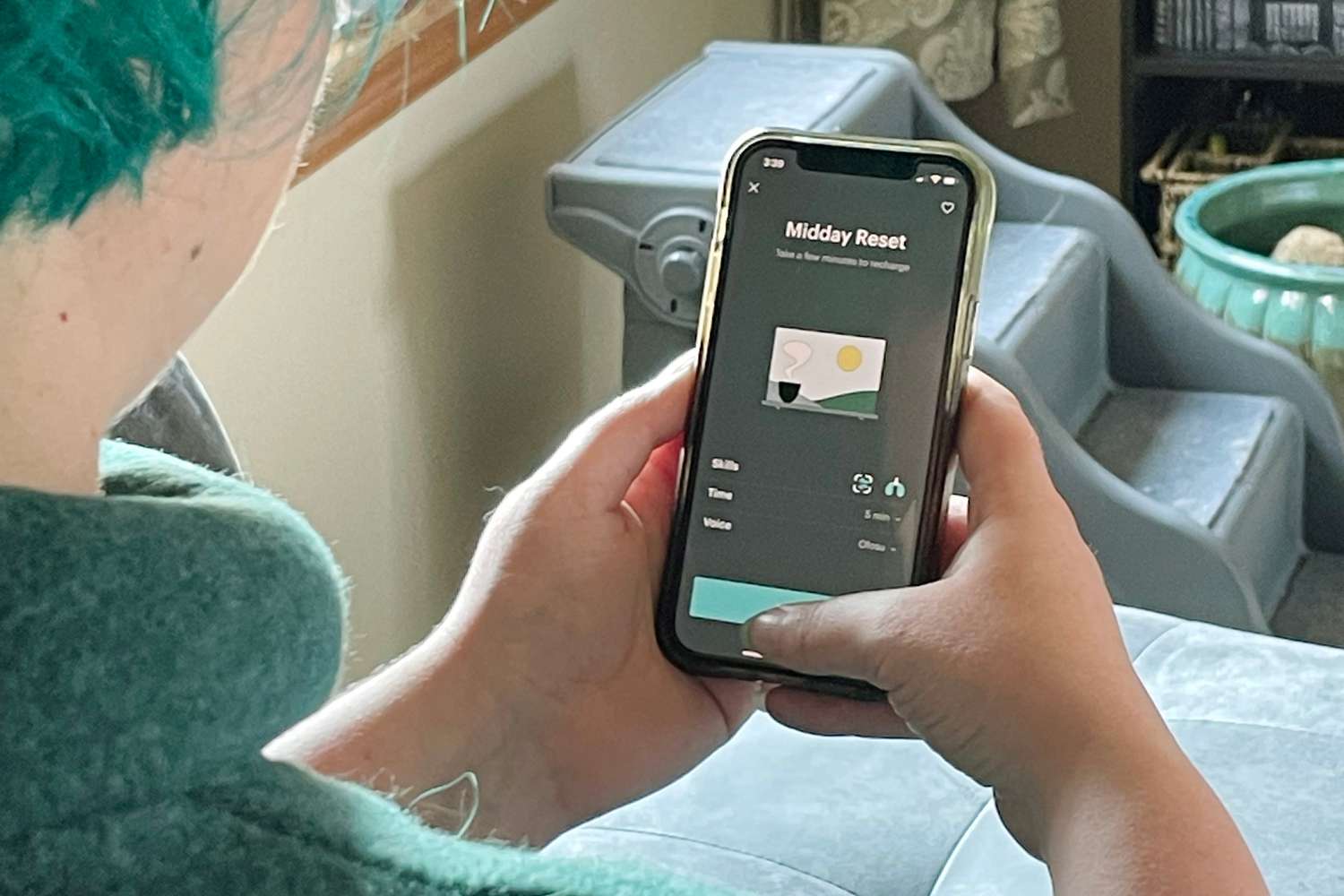 Une personne utilisant l'application Balance dans un cadre domestique