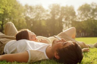 L’ombre est la tendance de rencontres sans pression de l’été.