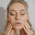 Le yoga du visage fait sensation sur TikTok—mais est-ce vraiment efficace ?